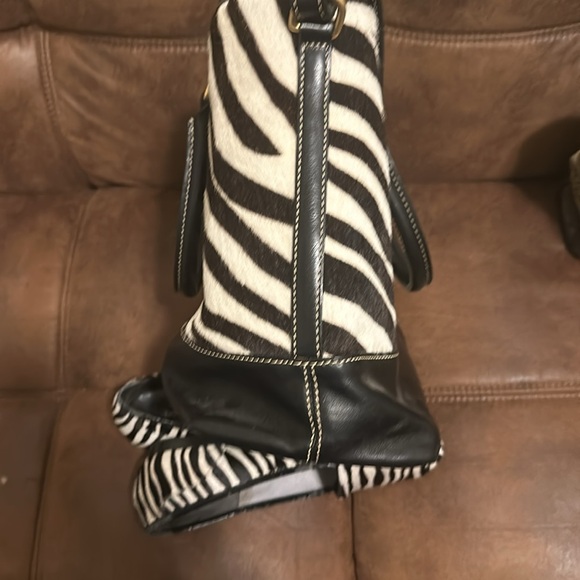 Cleaning out closet pocketbook good condition shoes have been worn are size 10w - Picture 5 of 6